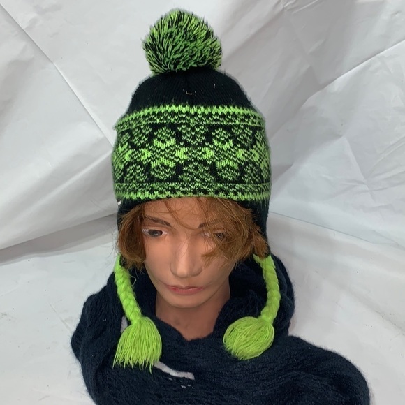 SAMSUNG C&T Black and neon green knit beanie with ball and ties - Picture 1 of 6